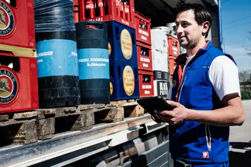 Fahrer mit LieferMax App bei der Auslieferung